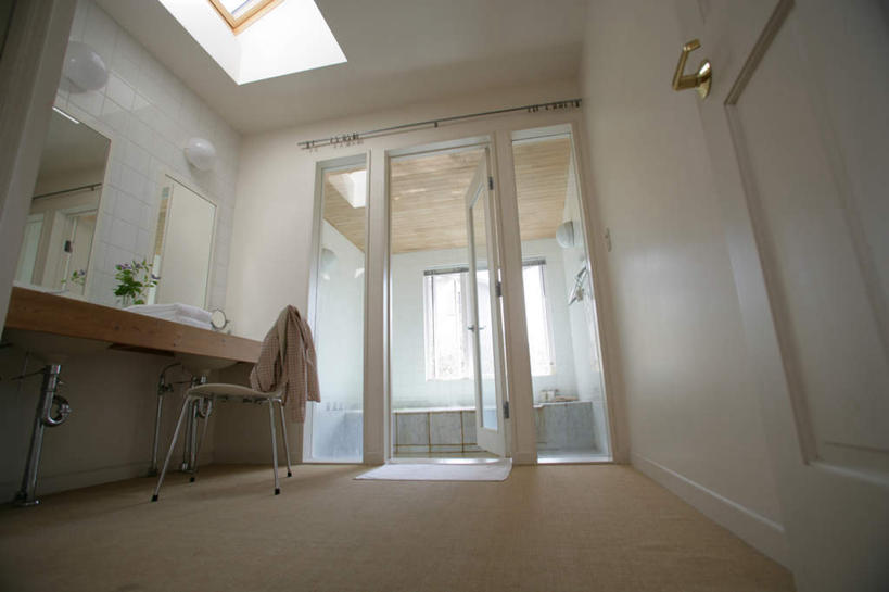 无人,家,横图,室内,白天,仰视,植物,别墅,家具,镜子,卫生间,洗手间,浴室,装修,建筑,花瓶,叶子,椅子,欧式,装饰,盛开,纺织物,水槽,水龙头,房屋,墙,屋子,公寓,绿叶,豪华,花蕾,建设,现代,水斗,装潢,洋房,楼房,开关,墙壁,墙面,住宅,玻璃制品,花,花瓣,花朵,鲜花,绿色,自然,玻璃瓶,瓶子,毛巾,室内装潢,花苞,花蕊,打开,清洁,嫩叶,生长,成长,保暖,样板房,明亮,阀门,镜像,舒适,家居装潢,开启,镜面,房屋设计,地中海风格,古典风格,简约风格,室内设计,宽敞,透气,防水,样板房装潢,水咀,储水,耐磨,吸水,设计,厕所,淋浴房,叶,叶片,彩图,低角度拍摄,冲凉房,房子,沐浴间,沐浴室