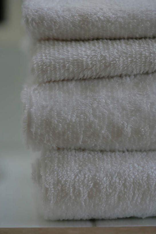 无人,竖图,室内,特写,白天,正面,静物,一排,阴影,朦胧,模糊,整齐,反射,纺织物,影子,折叠,排列,白色,毛巾,清洁,四条,堆,保暖,队列,透气,防水,储水,耐磨,吸水,彩图