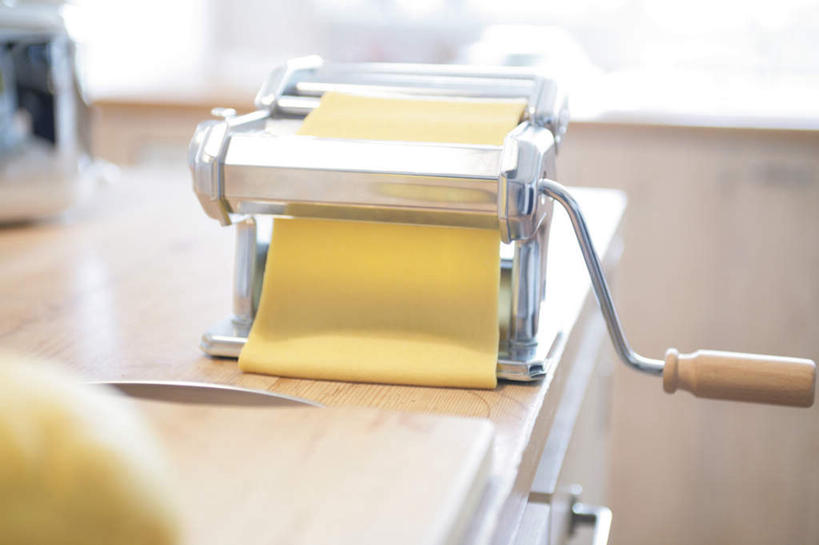 面食,面条,意大利面,无人,横图,俯视,室内,特写,白天,西餐,餐桌,厨房,桌子,切开,阴影,朦胧,模糊,反射,电器,工具,影子,面,料理,食品,设备,食物,黄色,切,西式,餐台,家电,家用电器,面条机,彩图,高角度拍摄,灶间