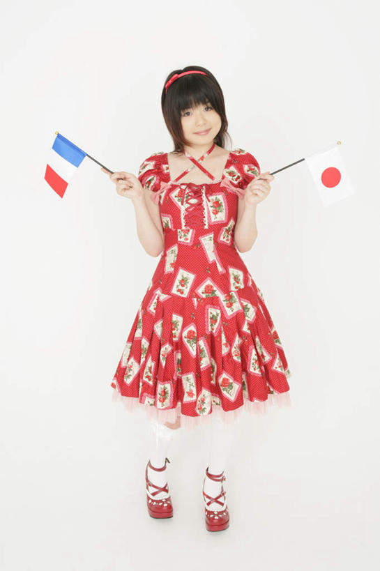 东方人,一个人,站,笑,微笑,竖图,室内,白天,白色背景,正面,裙子,旗帜,国旗,亚洲,仅一个年轻女性,仅一个女性,仅一个人,两面,握,连衣裙,装饰,日本国旗,头饰,拿,拿着,注视,黄种人,红色,发箍,发饰,饰品,观察,看,站着,握着,摄影,影棚,头箍,观看,华丽,修饰,点缀,察看,关注,发卡,配饰,法国国旗,衬托,美观,雅致,雅观,年轻女性,女人,女性,亚洲人,旗,站立,彩图,全身,影棚拍摄,拍摄