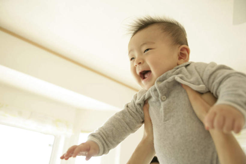 东方人,婴儿,儿童,中年人,两个人,家庭,母亲,举,笑,微笑,露齿笑,横图,室内,白天,仰视,婴儿服装,纯洁,窗户,天花板,亚洲,阴影,反射,影子,墙,黄种人,玻璃窗,墙壁,墙面,小孩,白色,托,温暖,温馨,一家人,可爱,母爱,童年,童趣,活泼,和睦,宝宝,童真,纯真,烂漫,无邪,母婴,伶俐,天真,女人,女性,中年女性,亚洲人,孩子,举起,举手,举着,向上举,向上伸,向上托,半身,彩图,低角度拍摄,婴儿服,融洽