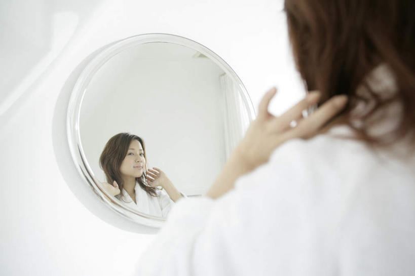 东方人,脸,头,脸颊,头发,一个人,站,横图,室内,特写,白天,浴袍,镜子,卫生间,浴室,亚洲,仅一个年轻女性,仅一个女性,仅一个人,阴影,朦胧,模糊,反射,影子,墙,棕色,注视,黄种人,肩膀,墙壁,墙面,背面,白色,观察,看,站着,观看,镜像,察看,镜面,关注,梳理,年轻女性,女人,女性,亚洲人,头部,长发,直发,脸部,脸蛋,面部,淋浴房,站立,半身,彩图,汤帷子,浴衣,冲凉房,沐浴间,沐浴室