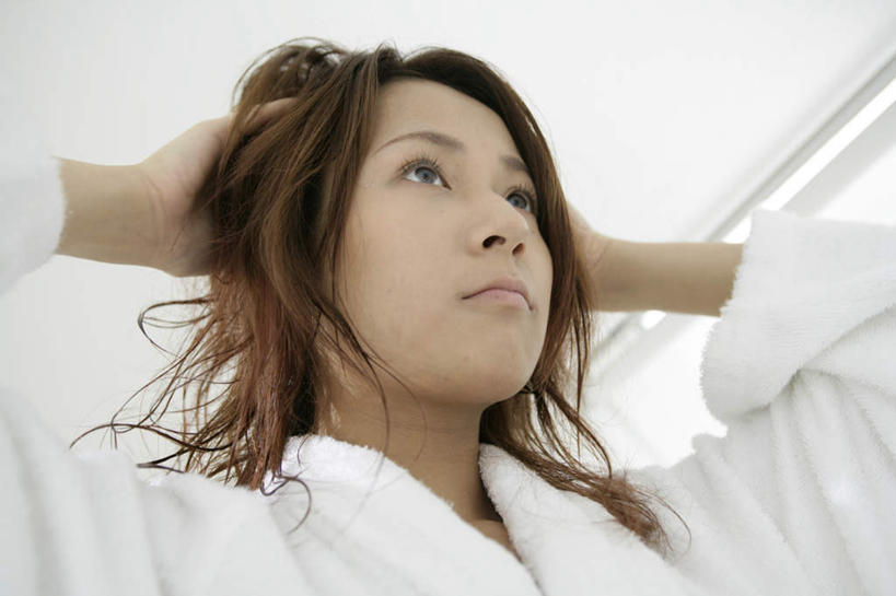 东方人,脸,头,脸颊,头发,一个人,站,横图,室内,特写,白天,仰视,浴袍,天花板,亚洲,仅一个年轻女性,仅一个女性,仅一个人,抱头,阴影,反射,影子,墙,棕色,注视,黄种人,肩膀,墙壁,墙面,白色,观察,看,站着,观看,察看,关注,梳理,捧首,捧头,年轻女性,女人,女性,亚洲人,头部,长发,直发,脸部,脸蛋,面部,站立,半身,彩图,低角度拍摄,汤帷子,浴衣