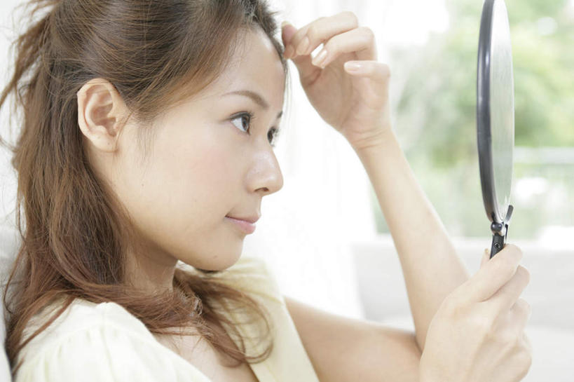 东方人,脸,头,脸颊,头发,一个人,摸,横图,室内,特写,白天,侧面,化妆,美容,镜子,亚洲,仅一个年轻女性,仅一个女性,仅一个人,抚摸,阴影,服装,朦胧,模糊,反射,影子,棕色,注视,休闲装,黄种人,肩膀,一个,衣服,观察,看,休闲,休闲服,服饰,单个,观看,镜像,察看,镜面,关注,梳理,光学,手镜,年轻女性,女人,女性,亚洲人,头部,长发,卷发,脸部,脸蛋,面部,触摸,接触,半身,彩图