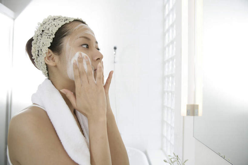 东方人,一个人,站,横图,室内,白天,侧面,化妆,美容,镜子,卫生间,浴室,亚洲,仅一个年轻女性,仅一个女性,仅一个人,一条,擦,抚摸,护肤,阴影,服装,美白,反射,纺织物,束发带,影子,墙,注视,休闲装,黄种人,墙壁,墙面,衣服,白色,毛巾,观察,看,清洁,站着,保养,享受,休闲,休闲服,放松,去角质,擦拭,保健,服饰,洁面乳,观看,保湿,保暖,镜像,察看,滋润,护肤品,镜面,洗面奶,关注,去死皮,护肤用品,舒缓,透气,养颜,防水,去污,控油,紧肤,嫩肤,祛痘,去痘,祛角质,抗衰,再生,增白,补水,祛斑,抗皱,防皱,除皱,去皱,储水,耐磨,吸水,揩擦,拭,年轻女性,女人,女性,亚洲人,淋浴房,清洗,站立,半身,彩图,冲凉房,沐浴间,沐浴室,轻抚