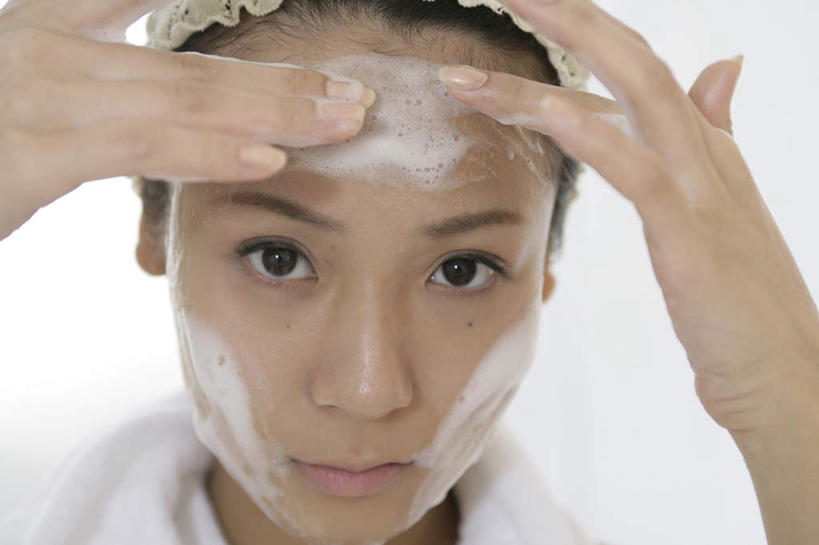 东方人,脸,头,脸颊,手,一个人,站,举,横图,室内,特写,白天,正面,化妆,美容,卫生间,浴室,亚洲,双手,仅一个年轻女性,仅一个女性,仅一个人,一条,擦,抚摸,护肤,阴影,美白,反射,纺织物,束发带,影子,墙,注视,黄种人,墙壁,墙面,白色,毛巾,观察,看,清洁,托,站着,保养,享受,手部,放松,去角质,擦拭,保健,洁面乳,观看,保湿,保暖,察看,滋润,护肤品,洗面奶,关注,去死皮,护肤用品,舒缓,透气,养颜,防水,去污,控油,紧肤,嫩肤,祛痘,去痘,祛角质,抗衰,再生,增白,补水,祛斑,抗皱,防皱,除皱,去皱,储水,耐磨,吸水,揩擦,拭,年轻女性,女人,女性,亚洲人,头部,脸部,脸蛋,面部,淋浴房,举起,举手,举着,清洗,向上举,向上伸,向上托,站立,半身,彩图,冲凉房,沐浴间,沐浴室,轻抚