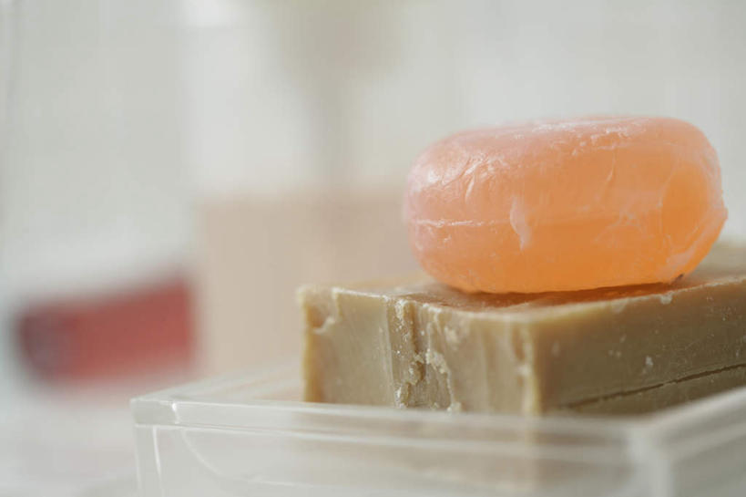 无人,横图,室内,特写,白天,正面,化妆,美容,静物,护肤,阴影,朦胧,模糊,反射,影子,化妆品,容器,肥皂,香皂,日用品,洗浴用品,清洁,保养,享受,休闲,放松,保健,储藏,护肤品,化妆用品,储存,护肤用品,舒缓,养颜,去污,紧肤,嫩肤,洗涤,彩图,贮存