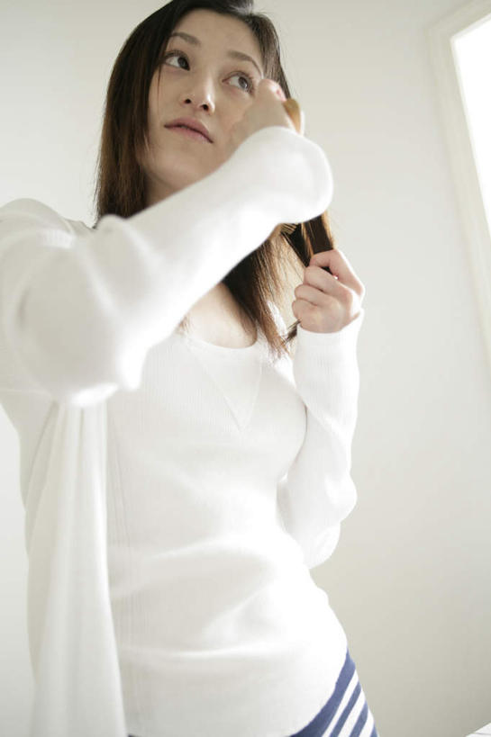 东方人,一个人,站,举,竖图,室内,白天,仰视,窗户,亚洲,仅一个年轻女性,仅一个女性,仅一个人,一把,阴影,服装,反射,影子,墙,梳子,注视,休闲装,黄种人,玻璃窗,墙壁,墙面,衣服,白色,日用品,观察,看,托,站着,休闲,休闲服,服饰,观看,察看,关注,梳理,美发用品,年轻女性,女人,女性,亚洲人,举起,举手,举着,向上举,向上伸,向上托,站立,半身,彩图,低角度拍摄