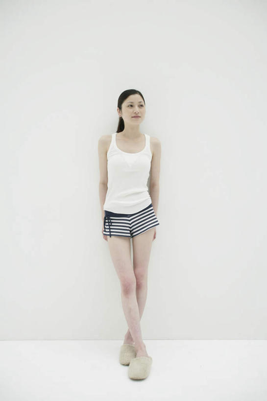 东方人,一个人,站,竖图,室内,白天,白色背景,正面,鞋子,亚洲,仅一个年轻女性,仅一个女性,仅一个人,服装,裤子,注视,牛仔裤,休闲装,黄种人,衣服,拖鞋,观察,看,靠,靠着,站着,休闲,休闲服,摄影,服饰,影棚,观看,察看,关注,年轻女性,女人,女性,亚洲人,牛仔短裤,站立,彩图,全身,影棚拍摄,拍摄