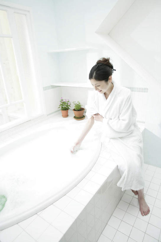 东方人,一个人,站,竖图,俯视,室内,白天,浴袍,植物,窗户,卫生间,浴室,亚洲,仅一个年轻女性,仅一个女性,仅一个人,阴影,反射,泡沫,盆栽,影子,墙,盆景,置物架,注视,黄种人,光脚,玻璃窗,架子,墙壁,墙面,绿色,白色,自然,泡泡,浴缸,低头,观察,看,站着,赤脚,生长,成长,观看,察看,关注,陈列架,卫浴设备,垂头,搁架,水管装置,尝试,年轻女性,女人,女性,亚洲人,淋浴房,站立,彩图,高角度拍摄,全身,汤帷子,浴衣,冲凉房,沐浴间,沐浴室