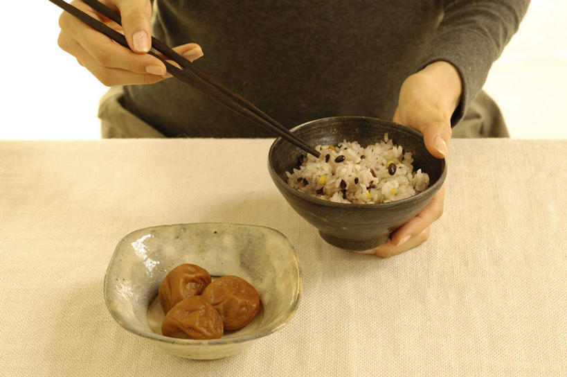 米饭,东方人,手,一个人,客厅,坐,横图,俯视,室内,特写,白天,烹饪,餐桌,筷子,桌子,餐具,亚洲,双手,仅一个年轻女性,仅一个女性,仅一个人,握,阴影,服装,反射,影子,陶瓷,日本料理,料理,食品,陶瓷制品,拿,拿着,休闲装,黄种人,文化,传统,菜肴,美食,食物,衣服,黑色,容器,碗,日式料理,休闲,日式,手部,休闲服,握着,服饰,佳肴,餐台,储藏,礼节,五谷,起居室,储存,礼仪,梅子,梅干,日本梅丼,梅子饭,饭食,客堂,年轻女性,女人,女性,亚洲人,进餐用具,坐着,半身,彩图,高角度拍摄,贮存