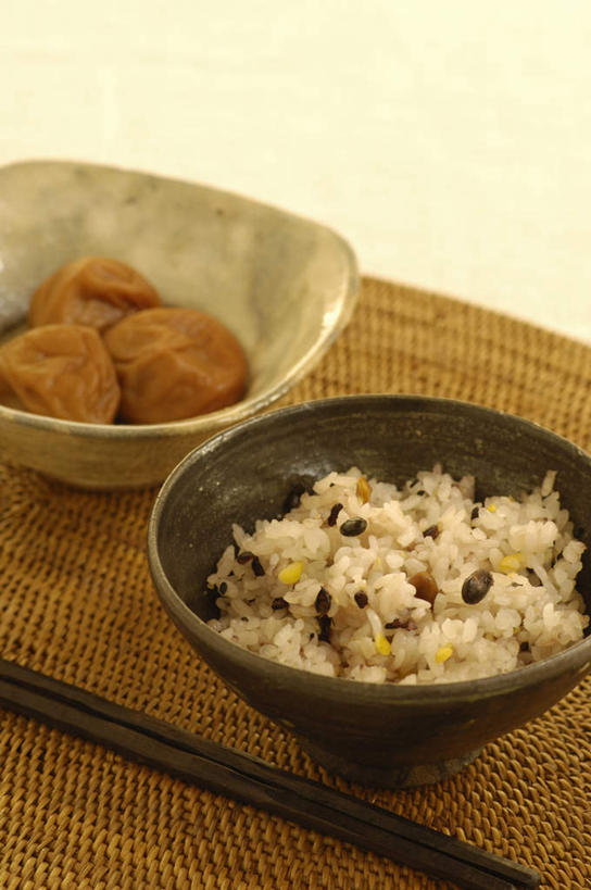 米饭,无人,竖图,俯视,室内,特写,白天,烹饪,筷子,桌面,桌子,餐具,阴影,反射,木制,影子,陶瓷,日本料理,料理,食品,陶瓷制品,文化,传统,菜肴,美食,食物,木制品,容器,碗,日式料理,日式,佳肴,储藏,礼节,五谷,储存,礼仪,梅子,梅干,日本梅丼,梅子饭,饭食,进餐用具,彩图,高角度拍摄,贮存