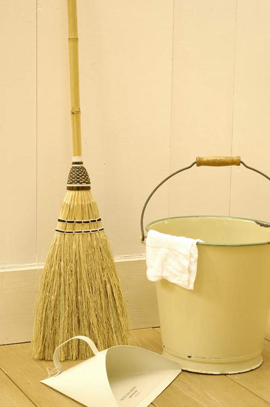无人,竖图,室内,特写,白天,正面,地板,静物,一块,纺织物,工具,扫帚,铁桶,桶,墙,地面,木地板,墙壁,墙面,畚箕,白色,容器,毛巾,清洁,簸箕,储藏,保暖,扫把,卫生,储存,保洁,透气,防水,笤帚,储水,耐磨,吸水,彩图,贮存