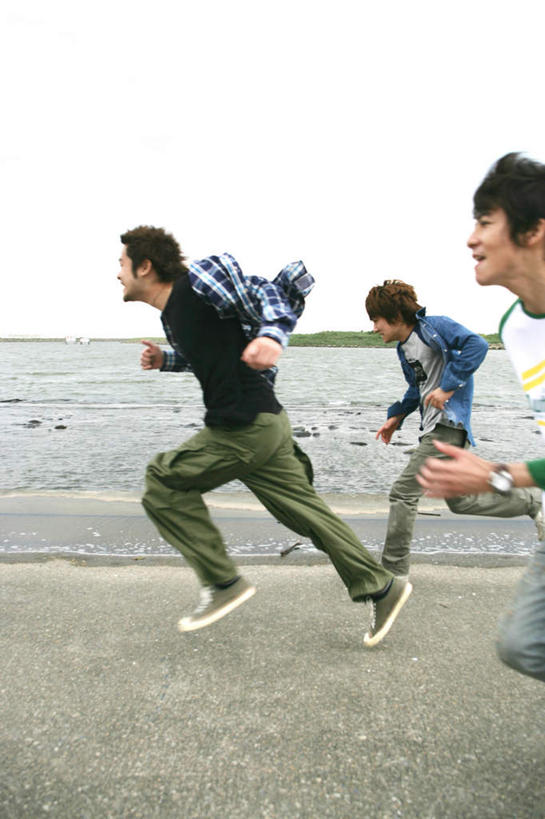 东方人,三个人,伙伴,朋友,笑,微笑,露齿笑,竖图,室外,白天,侧面,友谊,河流,沙滩,水,亚洲,奔驰,阴影,服装,光线,沙子,影子,河岸,河水,河滩,水流,沙地,注视,休闲装,黄种人,衣服,蓝色,蓝天,天空,阳光,天,奔跑,观察,看,休闲,休闲服,服饰,晴朗,观看,察看,关注,万里无云,友情,男人,男性,年轻男性,年轻女性,女人,女性,亚洲人,晴空,晴空万里,半身,彩图