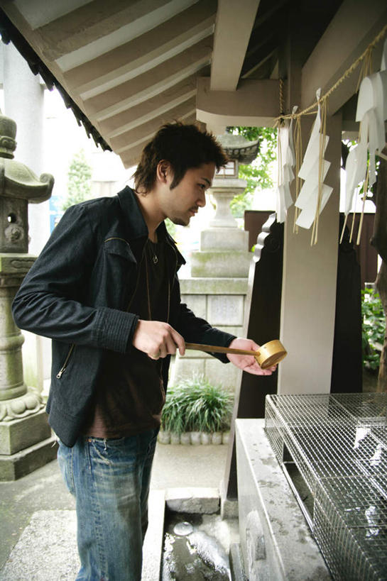 东方人,一个人,站,竖图,室外,白天,侧面,水,亚洲,仅一个男性,仅一个人,握,飞溅,服装,节日,溅,液体,勺子,水滴,神社,拿,拿着,注视,休闲装,黄种人,文化,水珠,仅一个年轻男性,衣服,调羹,汤匙,观察,看,祈祷,站着,休闲,健康,休闲服,握着,许愿,宗教,服饰,信仰,观看,纪念,神道,祈求,祭祀,察看,关注,喷洒,神道教,社屋,平安,男人,男性,年轻男性,亚洲人,站立,半身,彩图