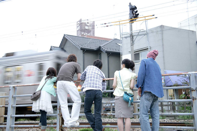 东方人,伙伴,朋友,栏杆,站,横图,室外,白天,裙子,友谊,安全,亚洲,五个人,一排,服装,朦胧,模糊,整齐,电力,包,电线,电线杆,扶手,书包,线,红绿灯,电能,信号灯,交通,许多人,线路,扭头,注视,休闲装,黄种人,踩,护栏,排列,背面,衣服,蓝色,蓝天,天空,背包,天,踩着,观察,看,站着,转头,一群人,休闲,休闲服,警示,短裙,服饰,晴朗,观看,半身裙,电,电源,单肩包,察看,队列,关注,提示,能量,流通,交通信号灯,万里无云,行人信号灯,友情,男人,男性,年轻男性,年轻女性,女人,女性,亚洲人,晴空,晴空万里,站立,半身,彩图