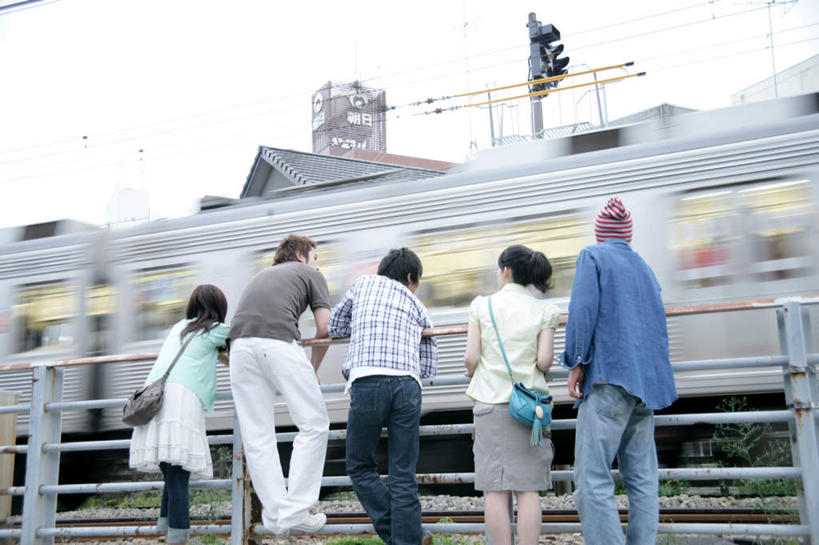 东方人,伙伴,朋友,栏杆,站,横图,室外,白天,仰视,裙子,友谊,安全,火车,亚洲,五个人,一排,服装,朦胧,模糊,整齐,电力,包,电线,电线杆,扶手,书包,线,红绿灯,电能,信号灯,交通,许多人,线路,扭头,注视,休闲装,黄种人,踩,护栏,车,排列,衣服,蓝色,蓝天,天空,背包,交通工具,天,踩着,观察,看,站着,转头,一群人,休闲,休闲服,警示,短裙,服饰,晴朗,观看,半身裙,电,电源,单肩包,察看,队列,关注,提示,载具,能量,流通,交通信号灯,万里无云,行人信号灯,友情,男人,男性,年轻男性,年轻女性,女人,女性,亚洲人,晴空,晴空万里,站立,半身,彩图,低角度拍摄