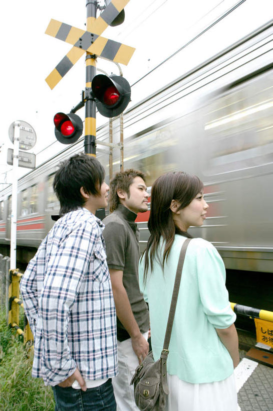 东方人,三个人,伙伴,朋友,栏杆,站,笑,微笑,露齿笑,竖图,室外,白天,仰视,友谊,安全,草地,草坪,植物,火车,亚洲,服装,朦胧,模糊,包,扶手,书包,红绿灯,信号灯,交通,扭头,注视,休闲装,黄种人,护栏,车,草,衣服,绿色,背包,交通工具,观察,看,站着,转头,休闲,休闲服,警示,服饰,观看,单肩包,察看,关注,提示,载具,流通,交通信号灯,行人信号灯,友情,男人,男性,年轻男性,年轻女性,女人,女性,亚洲人,站立,半身,彩图,低角度拍摄