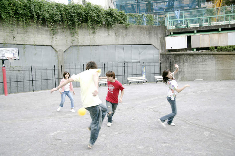 东方人,背部,四个人,伙伴,朋友,栏杆,站,跳,投,举,笑,微笑,露齿笑,横图,室外,白天,正面,游戏,友谊,植物,玩具,亚洲,服装,扶手,篮球框,墙,玩,注视,休闲装,黄种人,娱乐,护栏,墙壁,墙面,树,树木,衣服,绿色,自然,观察,看,托,站着,休闲,休闲服,橡胶,篮球网,益智,服饰,皮球,生长,成长,观看,活动,察看,发泄,关注,消遣,智力,橡胶制品,篮球板,宣泄,空心球,友情,男人,男性,年轻男性,年轻女性,女人,女性,亚洲人,举起,举手,举着,抛,扔,撒,跳跃,玩耍,嬉戏,向上举,向上伸,向上托,站立,掷,彩图,全身,躲避球,闪避球