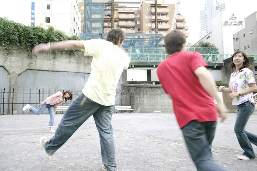 东方人,背部,四个人,伙伴,朋友,栏杆,站,跳,投,举,笑,微笑,露齿笑,横图,室外,白天,正面,游戏,友谊,植物,玩具,亚洲,服装,扶手,篮球框,墙,玩,注视,休闲装,黄种人,娱乐,护栏,墙壁,墙面,树,树木,衣服,绿色,自然,观察,看,托,站着,休闲,休闲服,橡胶,篮球网,益智,服饰,皮球,生长,成长,观看,活动,察看,发泄,关注,消遣,智力,橡胶制品,篮球板,宣泄,空心球,友情,男人,男性,年轻男性,年轻女性,女人,女性,亚洲人,举起,举手,举着,抛,扔,撒,跳跃,玩耍,嬉戏,向上举,向上伸,向上托,站立,掷,半身,彩图,躲避球,闪避球