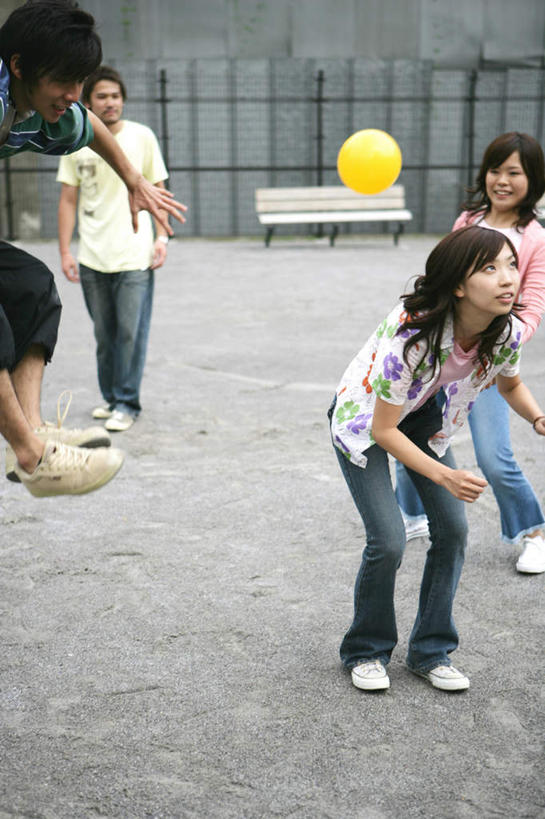 东方人,四个人,伙伴,朋友,站,投,笑,微笑,露齿笑,竖图,室外,白天,正面,游戏,友谊,玩具,椅子,亚洲,弯腰,服装,木椅,墙,玩,注视,休闲装,黄种人,娱乐,墙壁,墙面,衣服,灰色,观察,看,站着,休闲,休闲服,橡胶,益智,服饰,皮球,观看,活动,察看,发泄,关注,消遣,智力,橡胶制品,宣泄,弯身,空心球,友情,男人,男性,年轻男性,年轻女性,女人,女性,亚洲人,抛,扔,撒,玩耍,嬉戏,站立,掷,半身,彩图,躲避球,闪避球