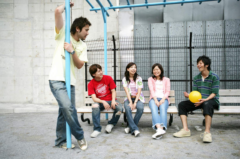 东方人,伙伴,朋友,栏杆,站,坐,笑,微笑,露齿笑,横图,室外,白天,正面,游戏,友谊,玩具,椅子,亚洲,五个人,一排,握,服装,整齐,扶手,木椅,墙,许多人,玩,注视,休闲装,黄种人,娱乐,护栏,墙壁,墙面,排列,衣服,黄色,灰色,观察,看,站着,一群人,休闲,休闲服,橡胶,益智,握着,服饰,皮球,观看,活动,察看,队列,发泄,关注,消遣,智力,橡胶制品,宣泄,空心球,友情,男人,男性,年轻男性,年轻女性,女人,女性,亚洲人,玩耍,嬉戏,站立,坐着,彩图,全身