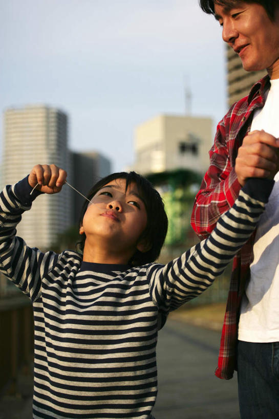 点心,东方人,儿童,两个人,家庭,父亲,儿子,家,站,握手,竖图,室外,白天,正面,纯洁,亚洲,握,服装,朦胧,模糊,房屋,屋子,云,云朵,公寓,熟食,食品,拿,云彩,拿着,注视,休闲装,黄种人,洋房,楼房,住宅,食物,小孩,衣服,蓝色,白云,蓝天,天空,零食,天,观察,看,站着,休闲,温暖,温馨,父子,一家人,休闲服,父爱,可爱,童年,童趣,握着,服饰,晴朗,观看,和睦,察看,关注,童真,烂漫,无邪,鱿鱼丝,天真,男孩,男人,男性,年轻男性,亚洲人,孩子,年轻人,晴空,搀手,拉手,手拉手,手握手,抬头,仰头,站立,半身,彩图,房子,干鱿鱼,融洽,男生