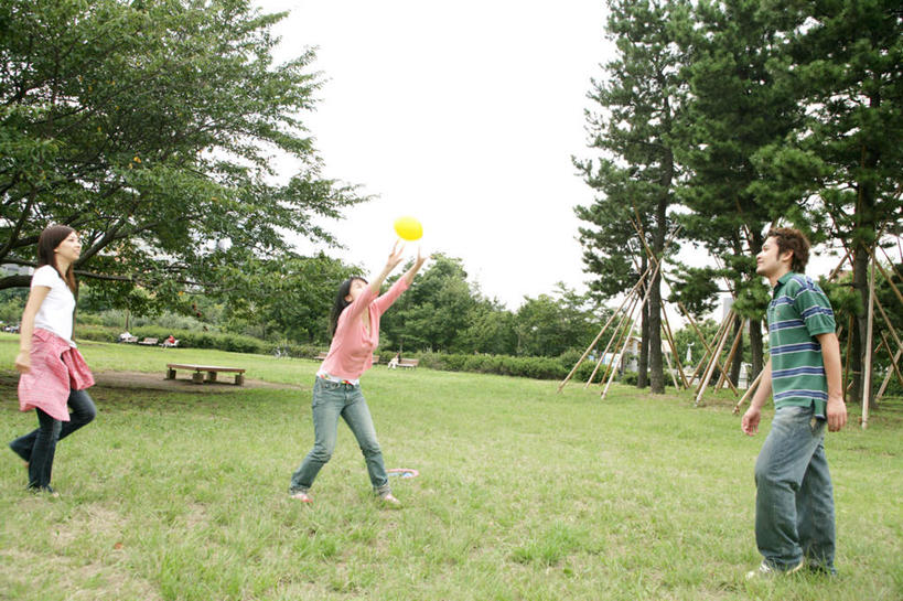 东方人,三个人,伙伴,朋友,站,举,横图,室外,白天,正面,游戏,友谊,草地,草坪,植物,亚洲,握,服装,拿,玩,拿着,注视,休闲装,黄种人,娱乐,草,树,树木,衣服,蓝色,绿色,蓝天,天空,自然,天,观察,看,托,站着,休闲,休闲服,握着,服饰,生长,晴朗,成长,观看,活动,察看,发泄,关注,消遣,智力,万里无云,宣泄,友情,男人,男性,年轻男性,年轻女性,女人,女性,亚洲人,晴空,晴空万里,举起,举手,举着,玩耍,嬉戏,向上举,向上伸,向上托,站立,彩图,全身,躲避球,闪避球