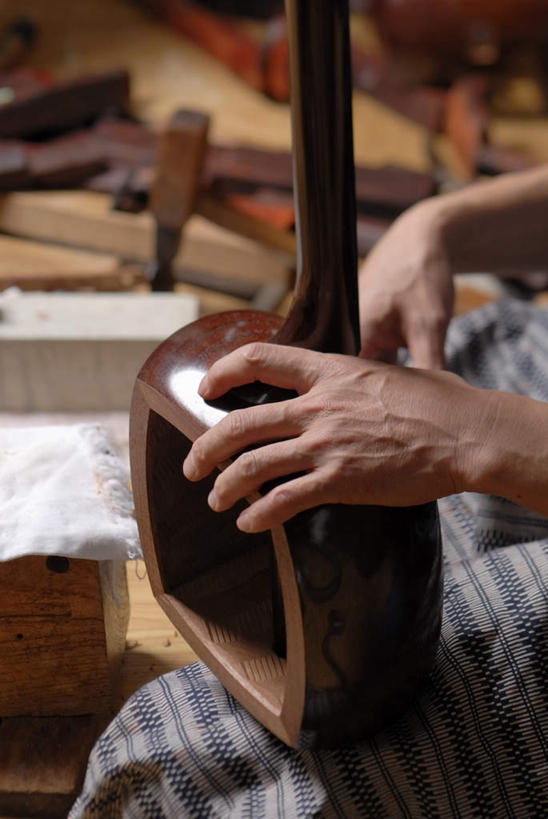 东方人,手,一个人,木匠,坐,竖图,室内,特写,白天,侧面,工作服,制服,亚洲,双手,仅一个男性,仅一个人,仅一个中年男性,握,木制,乐器,弦乐器,拿,拿着,黄种人,三味线,木制品,手部,握着,弹拨弦鸣乐器,三弦琴,工作制服,男人,男性,中年男性,亚洲人,木工,坐着,半身,彩图,工作套服,弹拨弦乐器