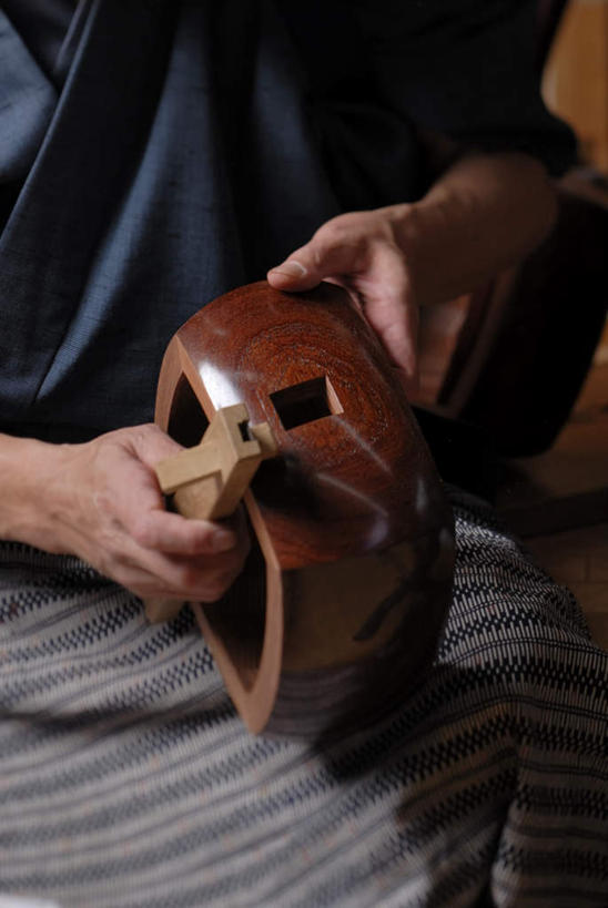 东方人,手,一个人,木匠,坐,竖图,俯视,室内,特写,白天,工作服,制服,亚洲,双手,仅一个男性,仅一个人,仅一个中年男性,握,木制,乐器,弦乐器,拿,拿着,黄种人,三味线,木制品,手部,握着,弹拨弦鸣乐器,三弦琴,工作制服,男人,男性,中年男性,亚洲人,木工,坐着,半身,彩图,高角度拍摄,工作套服,弹拨弦乐器