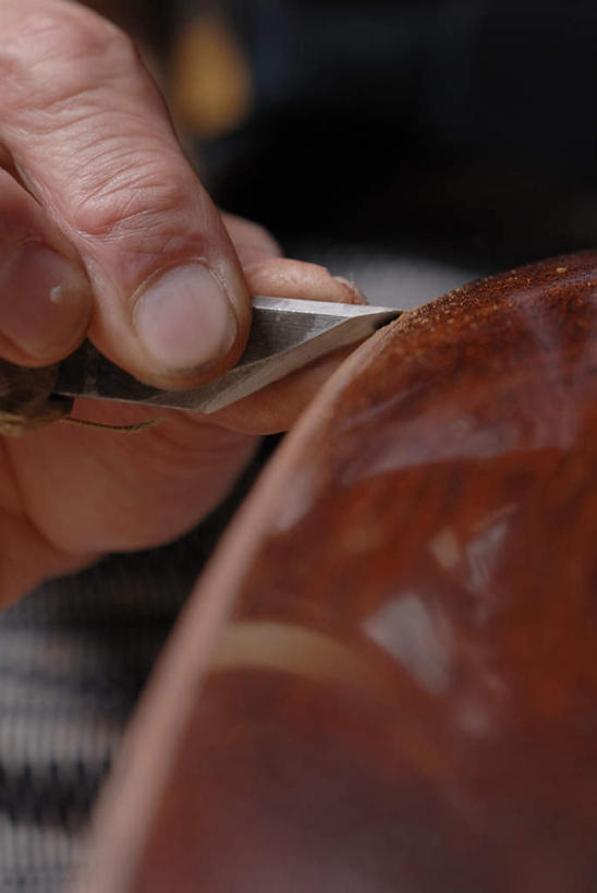 东方人,手,一个人,木匠,坐,竖图,俯视,室内,特写,白天,工作服,制服,亚洲,仅一个男性,仅一个人,仅一个中年男性,握,木制,工具,刀具,乐器,弦乐器,拿,拿着,黄种人,三味线,木制品,刀,手部,握着,单手,刻刀,切割,弹拨弦鸣乐器,美工刀,三弦琴,工作制服,男人,男性,中年男性,亚洲人,木工,坐着,半身,彩图,高角度拍摄,工作套服,弹拨弦乐器