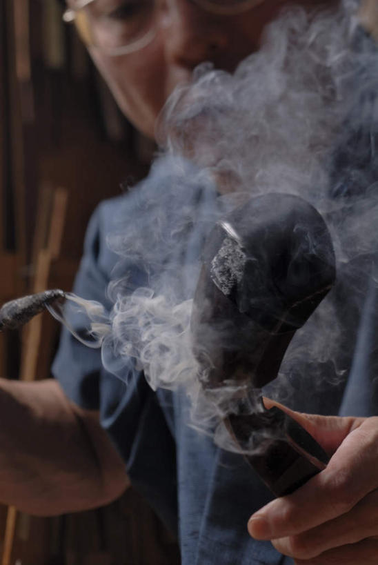 东方人,脸,头,脸颊,手,一个人,木匠,坐,竖图,室内,特写,白天,仰视,工作服,制服,金属制品,亚洲,双手,仅一个男性,仅一个人,仅一个中年男性,握,金属,木制,工具,眼镜,乐器,弦乐器,拿,拿着,注视,黄种人,三味线,木制品,观察,看,手部,烟,握着,观看,老花镜,察看,关注,弹拨弦鸣乐器,手摇钻,三弦琴,钻孔,工作制服,手钻,远视眼镜,男人,男性,中年男性,亚洲人,头部,脸部,脸蛋,面部,木工,坐着,半身,彩图,低角度拍摄,工作套服,弹拨弦乐器