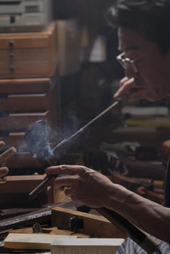 东方人,一个人,木匠,坐,竖图,室内,白天,侧面,工作服,制服,金属制品,亚洲,仅一个男性,仅一个人,仅一个中年男性,握,金属,木制,工具,眼镜,乐器,弦乐器,拿,拿着,注视,黄种人,三味线,木制品,观察,看,烟,握着,观看,老花镜,察看,关注,弹拨弦鸣乐器,手摇钻,三弦琴,钻孔,工作制服,手钻,远视眼镜,男人,男性,中年男性,亚洲人,木工,坐着,半身,彩图,工作套服,弹拨弦乐器