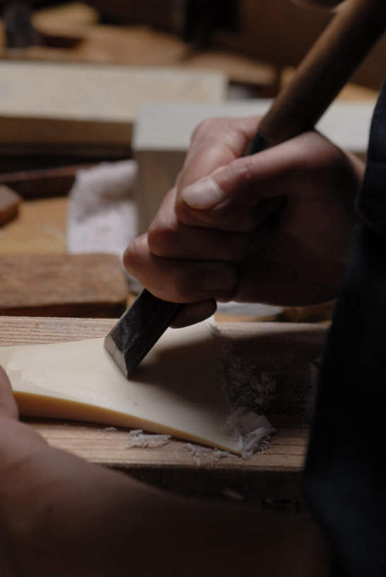 东方人,手,一个人,木匠,竖图,室内,特写,白天,侧面,金属制品,亚洲,仅一个男性,仅一个人,仅一个中年男性,握,金属,工具,拿,拿着,注视,黄种人,观察,看,手部,握着,观看,单手,察看,凿子,关注,男人,男性,中年男性,亚洲人,木工,半身,彩图