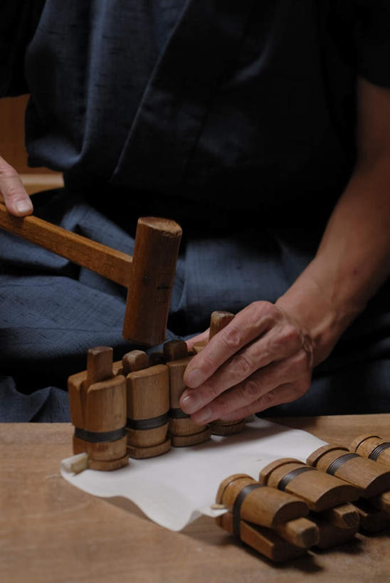 东方人,手,一个人,木匠,坐,竖图,俯视,室内,特写,白天,工作服,制服,亚洲,双手,仅一个男性,仅一个人,仅一个中年男性,敲打,握,锤子,工具,榔头,乐器,弦乐器,拿,拿着,注视,黄种人,三味线,观察,看,手部,握着,观看,五金,察看,变形,紧固,关注,矫正,弹拨弦鸣乐器,塑形,牢固,三弦琴,工作制服,男人,男性,中年男性,亚洲人,木工,坐着,半身,彩图,高角度拍摄,工作套服,弹拨弦乐器