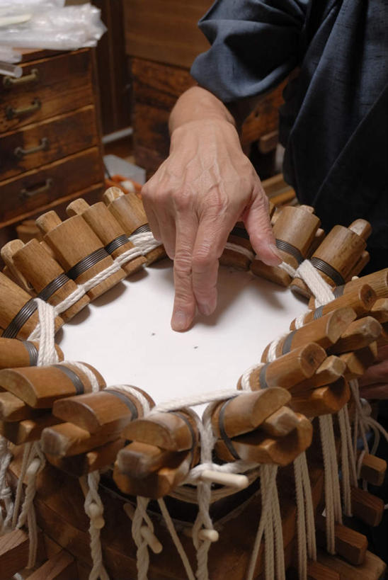 东方人,手,一个人,木匠,坐,竖图,俯视,室内,特写,白天,工作服,制服,亚洲,仅一个男性,仅一个人,仅一个中年男性,握,乐器,弦乐器,拿,拿着,注视,黄种人,三味线,低头,观察,看,手部,握着,观看,单手,察看,关注,弹拨弦鸣乐器,三弦琴,工作制服,男人,男性,中年男性,亚洲人,木工,坐着,半身,彩图,高角度拍摄,工作套服,弹拨弦乐器