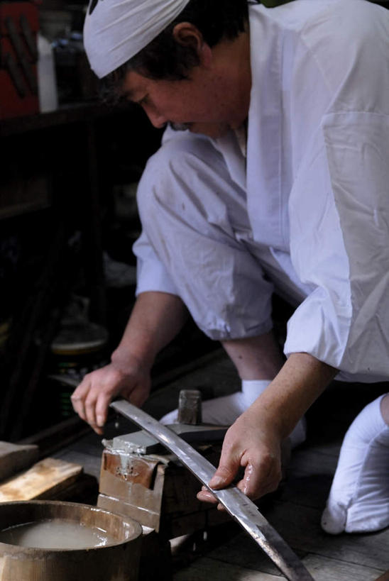 东方人,手,一个人,铁匠,蹲,竖图,室内,白天,侧面,工作服,制服,竞争,石头,亚洲,仅一个男性,仅一个人,仅一个中年男性,对抗,握,冲突,石子,拿,拿着,注视,黄种人,破坏,观察,看,手部,武器,战争,握着,观看,单手,损坏,察看,剑,攻击,威胁,对立,关注,矛盾,兵器,防御,磨刀,敌对,挫败,斗争,抗拒,抗衡,杀伤,威慑,工作制服,磨刀石,百兵之君,短兵,危险,男人,男性,中年男性,亚洲人,锻工,石块,蹲着,半身,彩图,工作套服