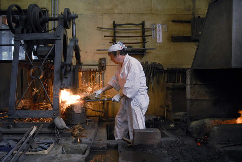 东方人,一个人,铁匠,工厂,站,横图,室内,白天,侧面,工作服,制服,热情,车间,火,亚洲,仅一个男性,仅一个人,仅一个中年男性,握,火焰,头巾,燃烧,拿,拿着,注视,黄种人,观察,看,站着,握着,观看,察看,关注,工作制服,男人,男性,中年男性,亚洲人,锻工,站立,彩图,全身,工作套服,制造厂