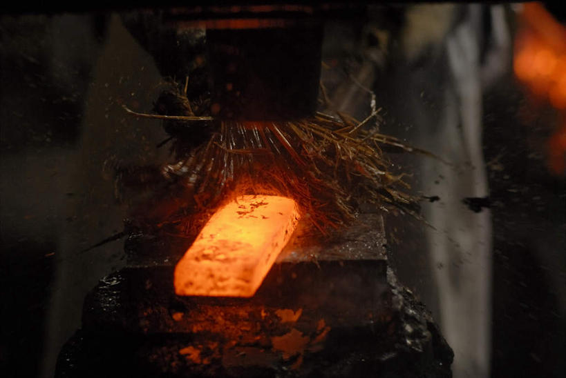 东方人,一个人,铁匠,工厂,站,横图,室内,特写,白天,正面,工作服,制服,安全,车间,亚洲,仅一个男性,仅一个人,仅一个中年男性,握,朦胧,模糊,防护,燃烧,拿,拿着,注视,黄种人,手套,观察,看,站着,握着,观看,保护,合金,察看,关注,保险,焚烧,保全,周全,安稳,安定,防护手套,工作制服,平安,男人,男性,中年男性,亚洲人,锻工,站立,半身,彩图,工作套服,制造厂,生铁,铁碳合金