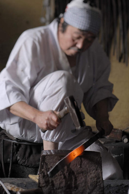 东方人,一个人,铁匠,工厂,站,竖图,室内,白天,正面,工作服,制服,车间,亚洲,仅一个男性,仅一个人,仅一个中年男性,敲打,握,锤子,工具,榔头,头巾,拿,拿着,注视,黄种人,观察,看,站着,握着,观看,工艺,合金,五金,察看,变形,紧固,关注,矫正,塑形,锻造,打铁,牢固,工作制服,技艺,男人,男性,中年男性,亚洲人,锻工,站立,半身,彩图,工作套服,制造厂,生铁,铁碳合金