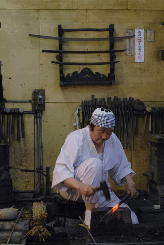 东方人,一个人,铁匠,工厂,坐,竖图,室内,白天,正面,工作服,制服,车间,亚洲,仅一个男性,仅一个人,仅一个中年男性,敲打,握,锤子,工具,榔头,头巾,拿,拿着,注视,黄种人,观察,看,握着,观看,工艺,合金,五金,察看,变形,紧固,关注,矫正,塑形,锻造,打铁,牢固,工作制服,技艺,男人,男性,中年男性,亚洲人,锻工,坐着,彩图,全身,工作套服,制造厂,生铁,铁碳合金
