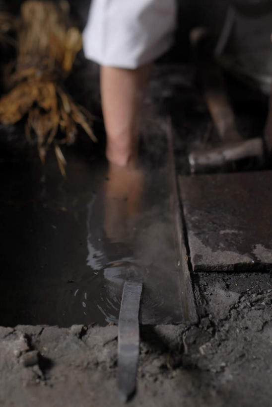 西方人,一个人,铁匠,工厂,竖图,俯视,室内,白天,工作服,制服,竞争,车间,欧洲,欧洲人,仅一个男性,仅一个人,仅一个中年男性,对抗,握,朦胧,模糊,冲突,水池,拿,拿着,破坏,武器,战争,握着,设施,损坏,剑,攻击,威胁,对立,矛盾,兵器,防御,敌对,挫败,斗争,抗拒,抗衡,杀伤,威慑,工作制服,冷却,百兵之君,短兵,危险,男人,男性,中年男性,白种人,锻工,半身,彩图,高角度拍摄,工作套服,制造厂,冷却池,水冷却