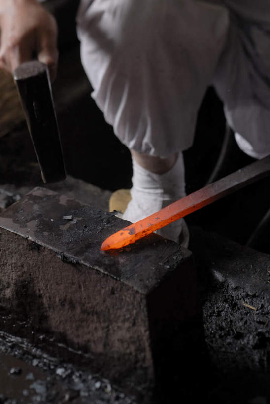 西方人,一个人,铁匠,工厂,竖图,俯视,室内,白天,工作服,制服,车间,石头,欧洲,欧洲人,仅一个男性,仅一个人,仅一个中年男性,敲打,握,锤子,工具,榔头,石子,拿,拿着,握着,工艺,合金,五金,变形,紧固,矫正,磨刀,塑形,锻造,打铁,牢固,工作制服,磨刀石,技艺,男人,男性,中年男性,白种人,锻工,石块,半身,彩图,高角度拍摄,工作套服,制造厂,生铁,铁碳合金