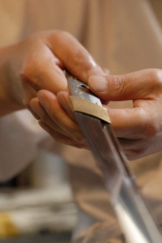 东方人,手,一个人,铁匠,竖图,室内,特写,白天,正面,竞争,亚洲,仅一个男性,仅一个人,仅一个中年男性,对抗,握,朦胧,模糊,冲突,拿,拿着,注视,黄种人,破坏,观察,看,手部,武器,战争,握着,观看,单手,损坏,察看,剑,攻击,威胁,对立,关注,矛盾,兵器,防御,敌对,挫败,斗争,抗拒,抗衡,杀伤,威慑,百兵之君,短兵,危险,男人,男性,中年男性,亚洲人,锻工,半身,彩图