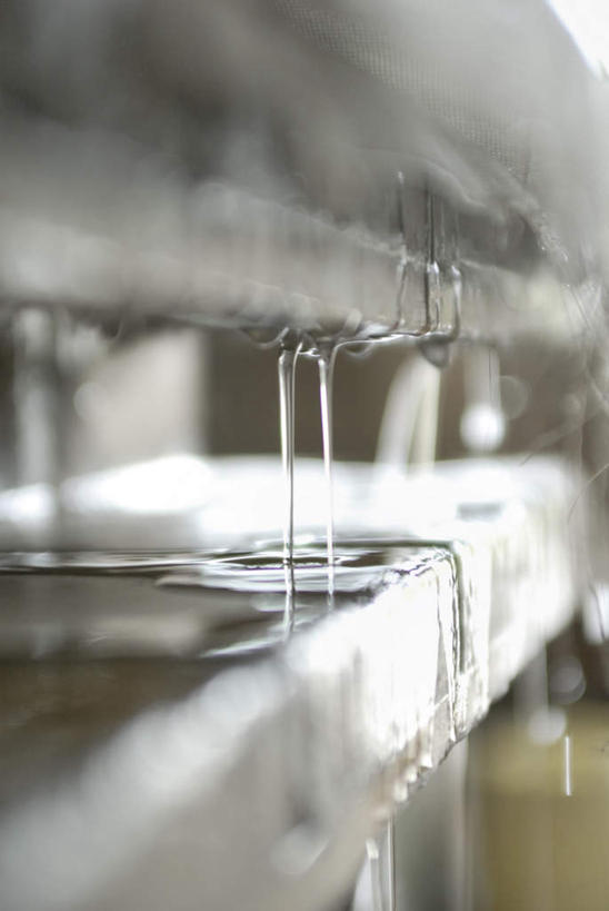 无人,竖图,室内,特写,白天,正面,机器,水,飞溅,朦胧,模糊,溅,液体,水滴,水珠,机械,喷洒,下降,降落,降低,下跌,下落,彩图