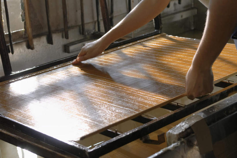 东方人,一个人,横图,俯视,室内,白天,机器,亚洲,仅一个男性,仅一个人,仅一个中年男性,弯腰,握,阴影,光线,影子,纸,拿,拿着,黄种人,一个,阳光,机械,握着,工业,单个,弯身,男人,男性,中年男性,亚洲人,半身,彩图,高角度拍摄,造纸机