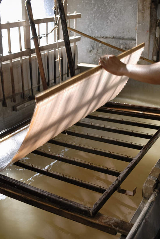 东方人,一个人,竖图,俯视,室内,白天,机器,亚洲,仅一个男性,仅一个人,仅一个中年男性,弯腰,握,阴影,光线,影子,纸,拿,拿着,黄种人,一个,阳光,机械,握着,工业,单个,弯身,男人,男性,中年男性,亚洲人,半身,彩图,高角度拍摄,造纸机