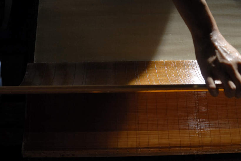 东方人,手,一个人,横图,俯视,室内,特写,白天,机器,亚洲,仅一个男性,仅一个人,仅一个中年男性,一排,许多,握,阴影,整齐,光线,影子,纸,很多,拿,拿着,黄种人,排列,阳光,手部,机械,握着,工业,堆,单手,队列,男人,男性,中年男性,亚洲人,半身,彩图,高角度拍摄,造纸机