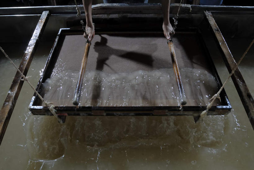 东方人,一个人,横图,俯视,室内,白天,机器,亚洲,仅一个男性,仅一个人,仅一个中年男性,握,拿,拿着,黄种人,一个,机械,握着,工业,单个,男人,男性,中年男性,亚洲人,半身,彩图,高角度拍摄,打浆,打浆池,造纸机