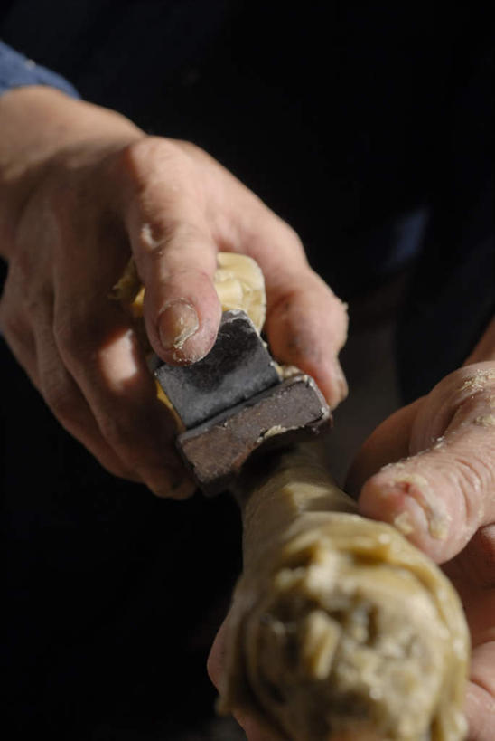 东方人,手,一个人,竖图,室内,特写,白天,正面,蜡烛,亚洲,双手,仅一个男性,仅一个人,仅一个中年男性,握,服装,工具,拿,拿着,休闲装,黄种人,衣服,休闲,手部,休闲服,握着,服饰,一支,刨子,刨刀,男人,男性,中年男性,亚洲人,木工,半身,彩图,刨身